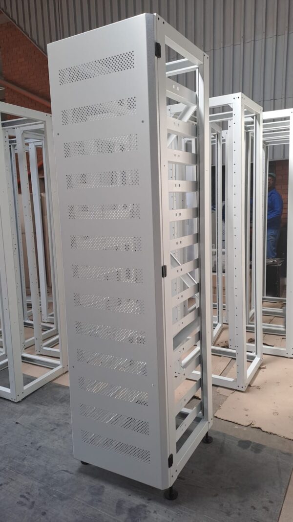 Deye: High Voltage Battery 3U-Rack with Cabinet Door (12 x HV Batteries & 1 x HV Cluster Control Box) (3U-HRACK-DOOR) - Image 4